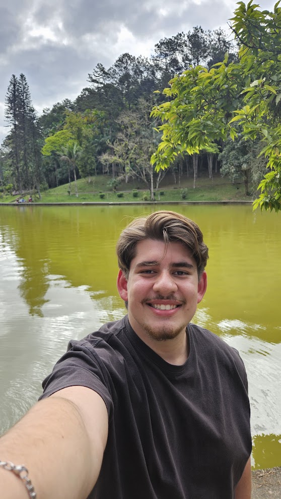 Paulo Sérgio Furtado Filho em ambiente externo